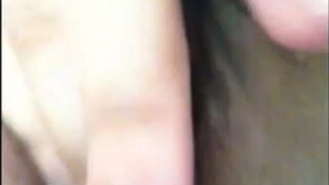 Филиппинская киска трахает пальцами