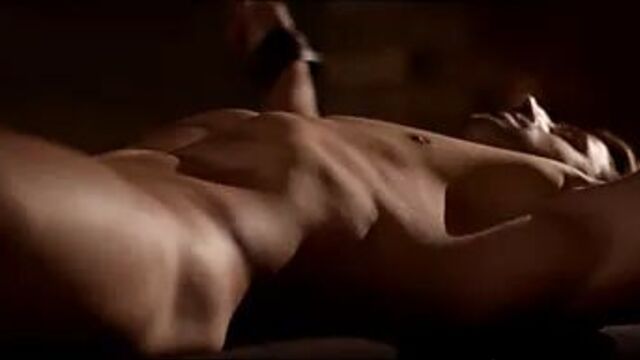 Femdom делает ее эротическому массажу связанного раба-самца