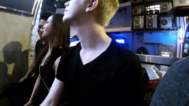 Альфа-белый мужчина ласкается с китайской девушкой