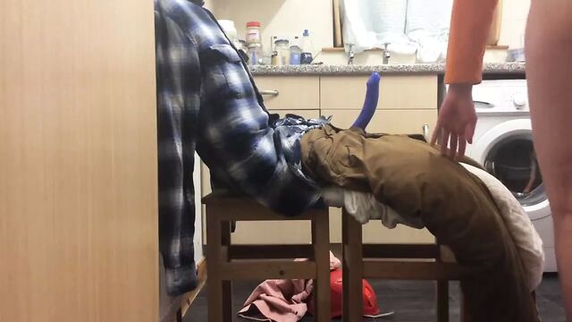 Скачет на мужчине-дилдо в домашнем видео, пока не кончит