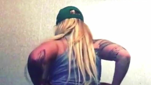 Swagruspanda тверкает дома