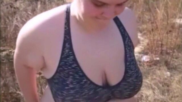 Застукал эту шлюху сосущей хуй обнаженной на улице