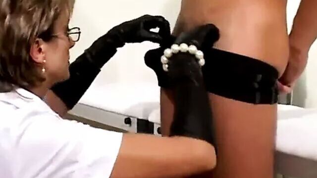 Lady Sonia медсестра мастурбирует и кончает!