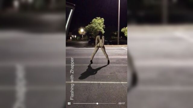 Жопа обнаженной на публике 1