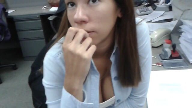 Декольте для коллеги