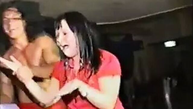 Настоящая стриптизерша кончает на лицо клиента