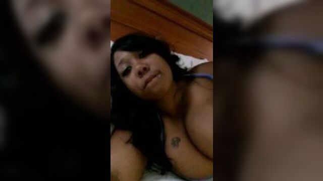 Chyanna Monroe играет с ее сисечками