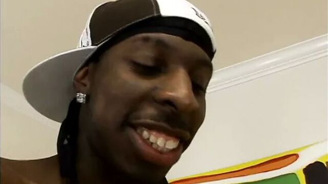 Белая шлюшка с подсвеченными волосами любит чувствовать большой черный член