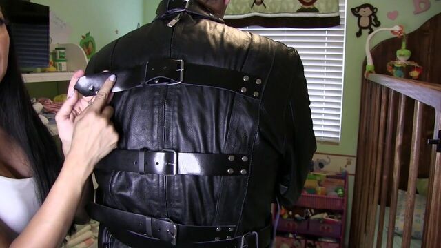 Abdl и фетиш смирительной рубашки хорошо сочетаются