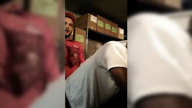 Молодой менеджер засевает соискателя