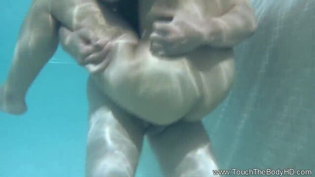 Азиатская милфа-нуру делает массаж