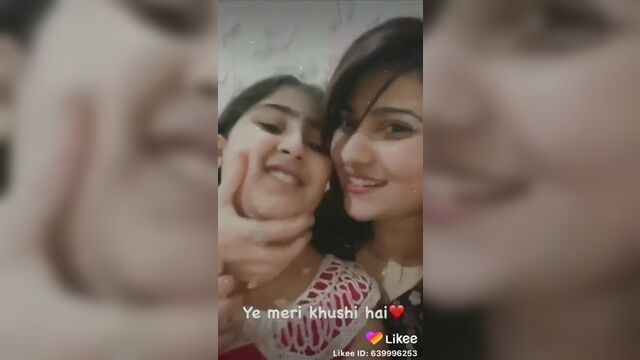 Девушки целуются