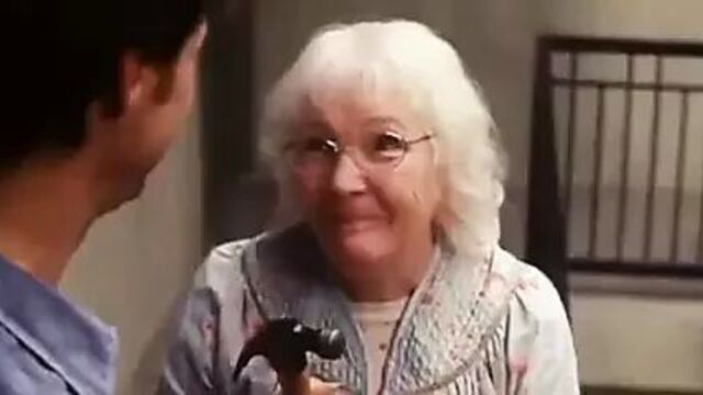 Да, мужчина, сцена с старой леди