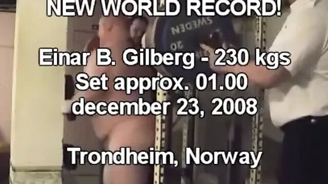 Обнаженный сильный мужчина