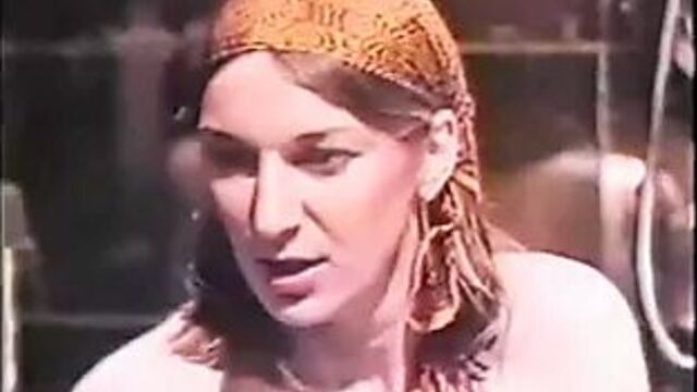 Cj Laing глубоко заглатывает Tony Perez во время фистинга