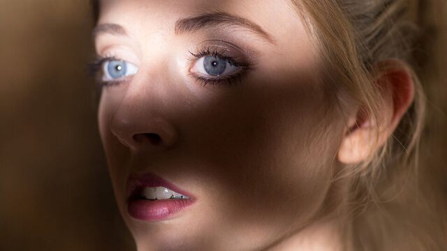 Нуждающаяся средневековая горничная трогает себя - Alyce Anderson