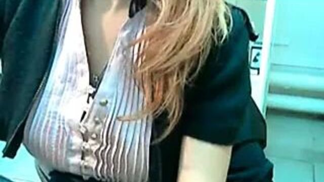 Сотрудник трахает банан за рабочим столом