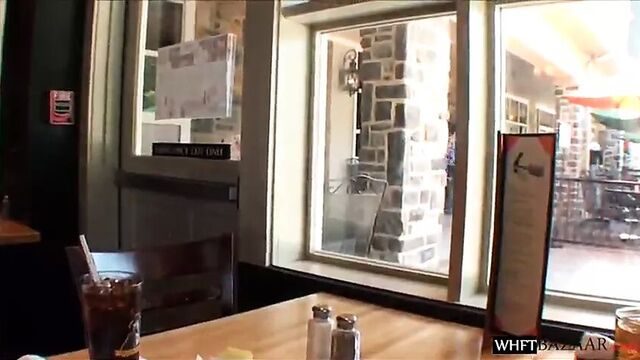 Сквиртую в общественном ресторане