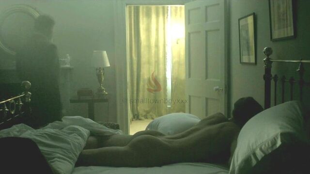 Matt Smith показывает задницу в короне