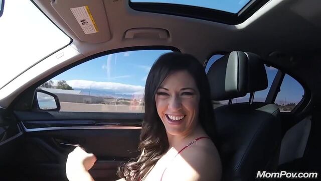 Круглая милфа заглатывает член в публичном видео от первого лица