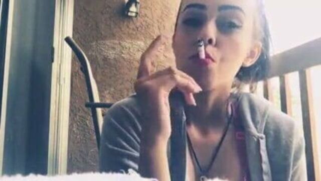 Скитлз курит