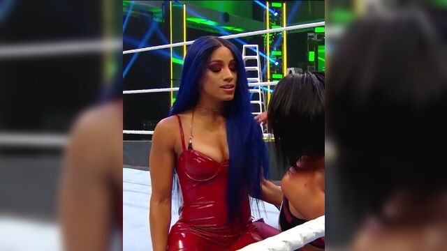 WWE - Sasha Banks в горячем красном наряде присматривает за Bayley