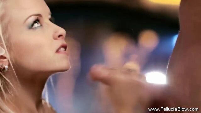 Красивая и чувственная крошка-минет