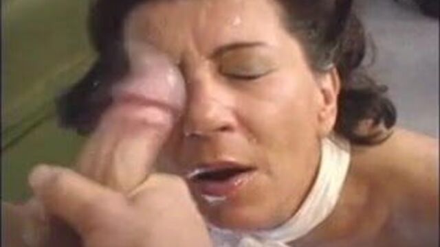 Горячую бабушку трахнули и наполнили сливками !!