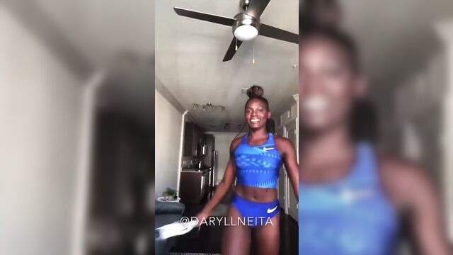 Черные британские спортсмены показывают свое тело