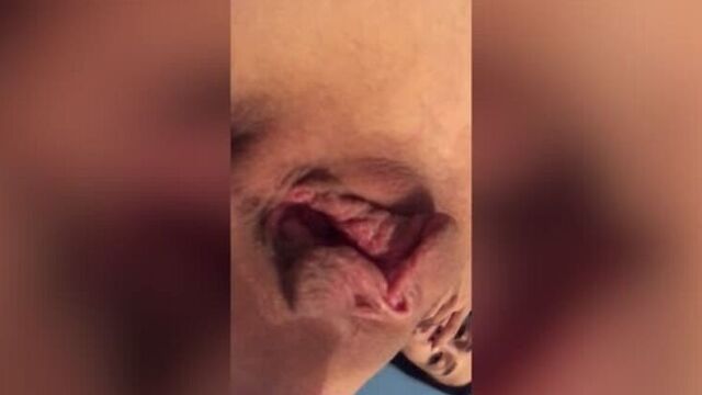 Удивительная брюнетка трогает ее жареную говяжью киску