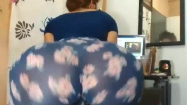 Массивная задница в уродливых леггинсах