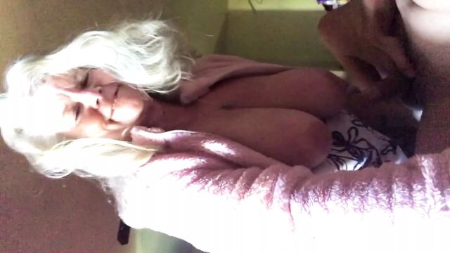 Бабушка делает глубокий минет с отсосом