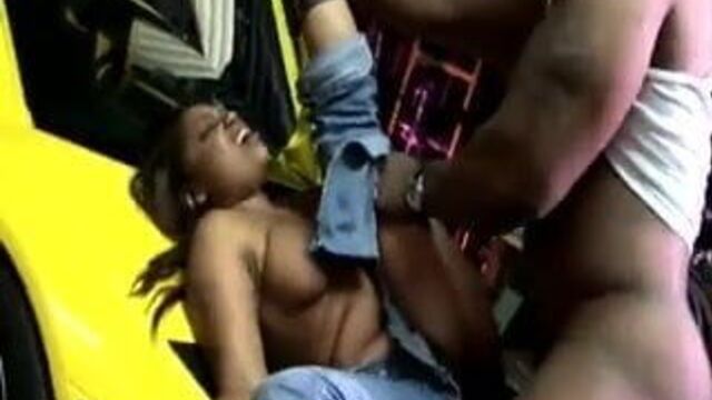 Ghetto Ho трахнули в ее рваные джинсы