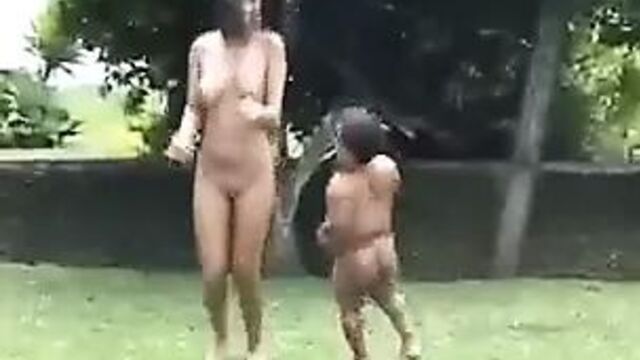 Счастливый мужичок трахнул красивую женщину