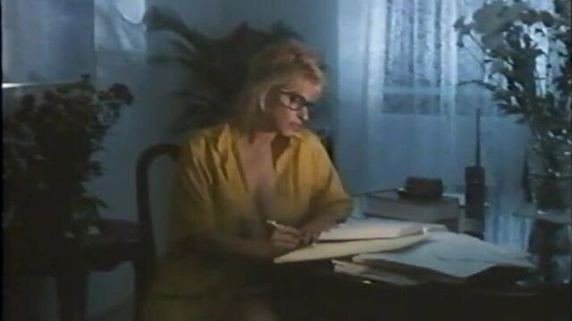 Anne Deon - сексуальная девушка топлесс: куколка