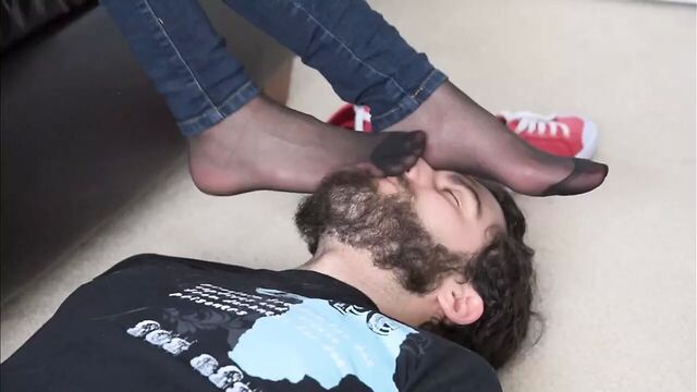 Вонючие колготки под джинсами