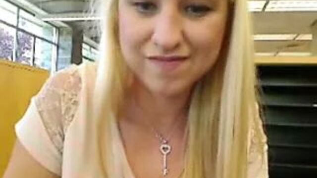 Блондинка мастурбирует и сквиртует в любительском видео в любительском видео, wf