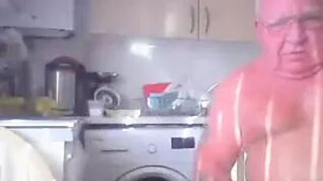 Grampa Bull раздевает поглаживания и лижет