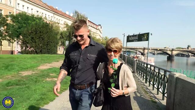 Сильный паренек трахает бабушку