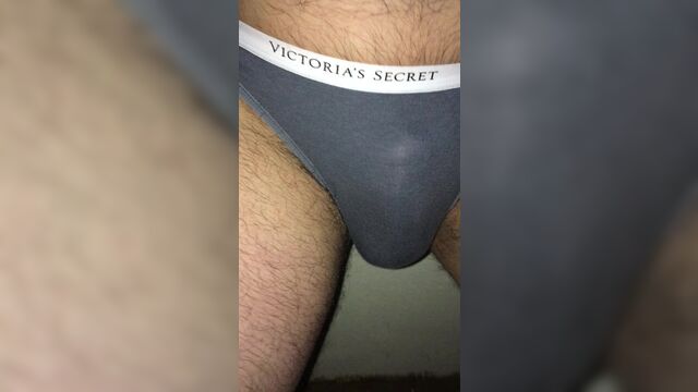 Смачивание секретных трусиков Victoria на пляже