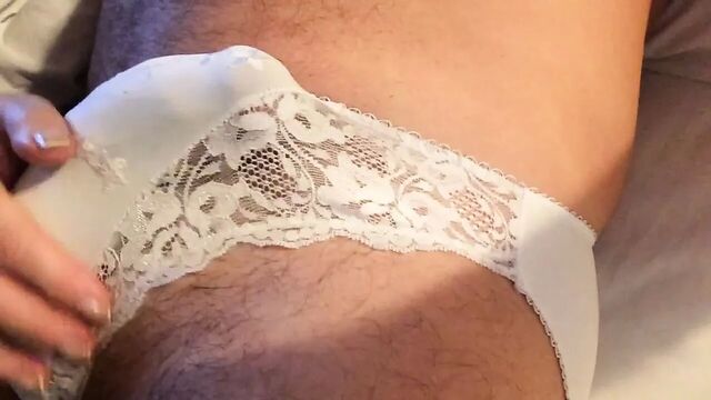 Натянутые белые трусики