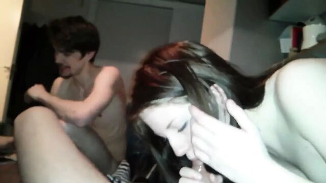 Застенчивая девушка почти готова к тройничку