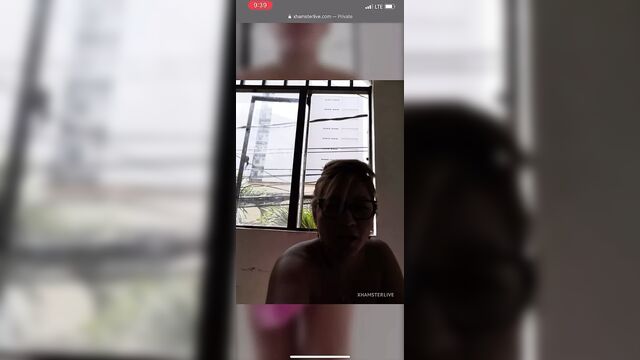 Dianta 1988 трахается с огурцом и сквиртует, живая камера