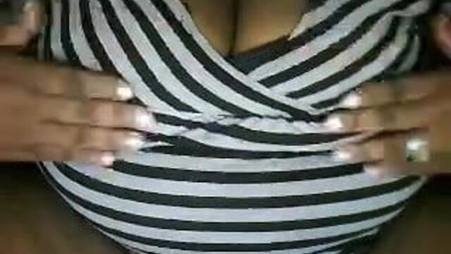 Толстушка Eboney перед вебкамерой