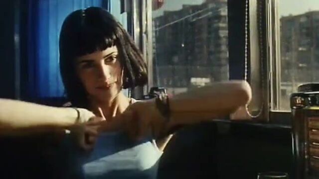 Penelope Cruz с волосатыми подмышками