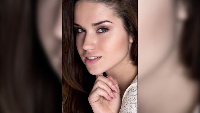 Брюнетка с хорошеньким лицом сидит на корточках и раздвигает голышом