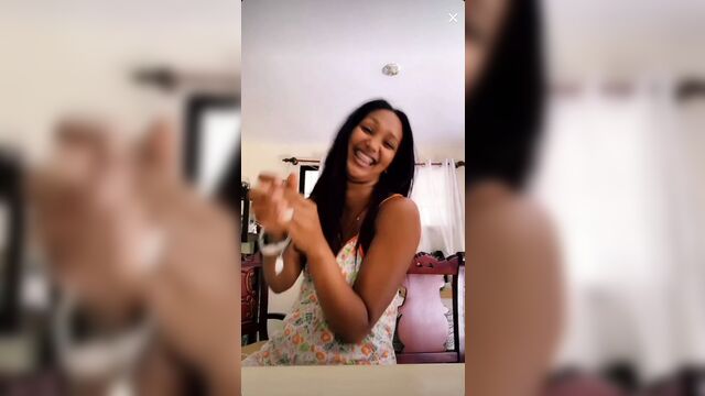 Девушка с соском в сосках на TikTok вживую