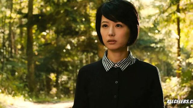 Hitomi Накатани в мокрой женщине на ветру