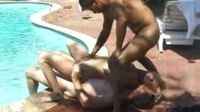 Грудастая милфа-сэндвич в солнечный день