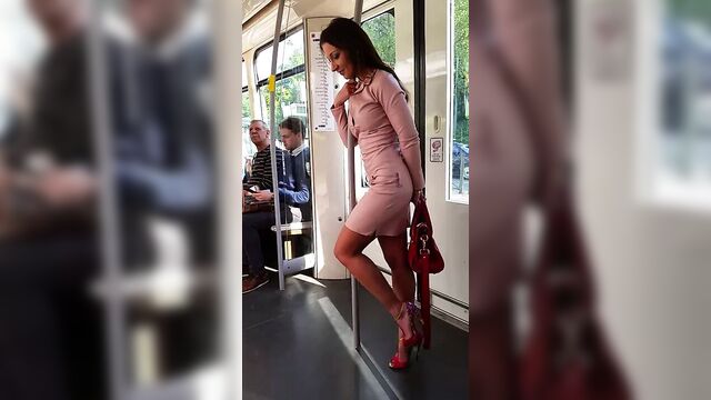 Девушка в мини-кожаном платье, публичный вуайерист и экстремальные высокие каблуки